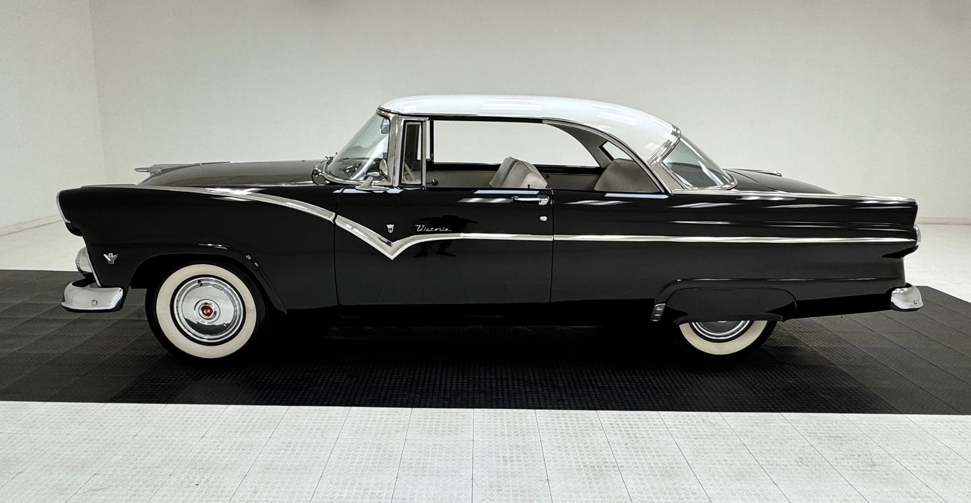 1955 Ford Fairlane - Victoria 2 Door Hardtop, foto 2