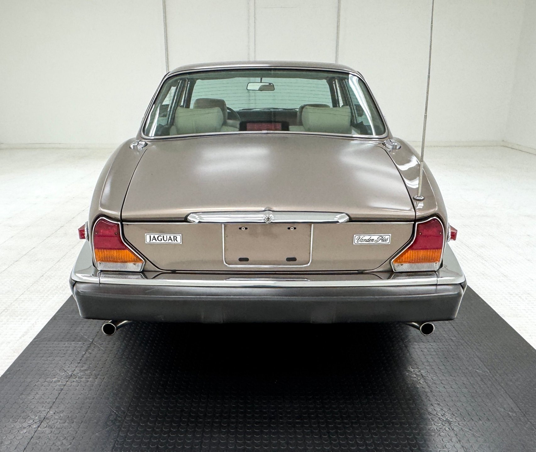 1986 Jaguar XJ6 - Vanden Plas 4 Door Saloon, foto 4