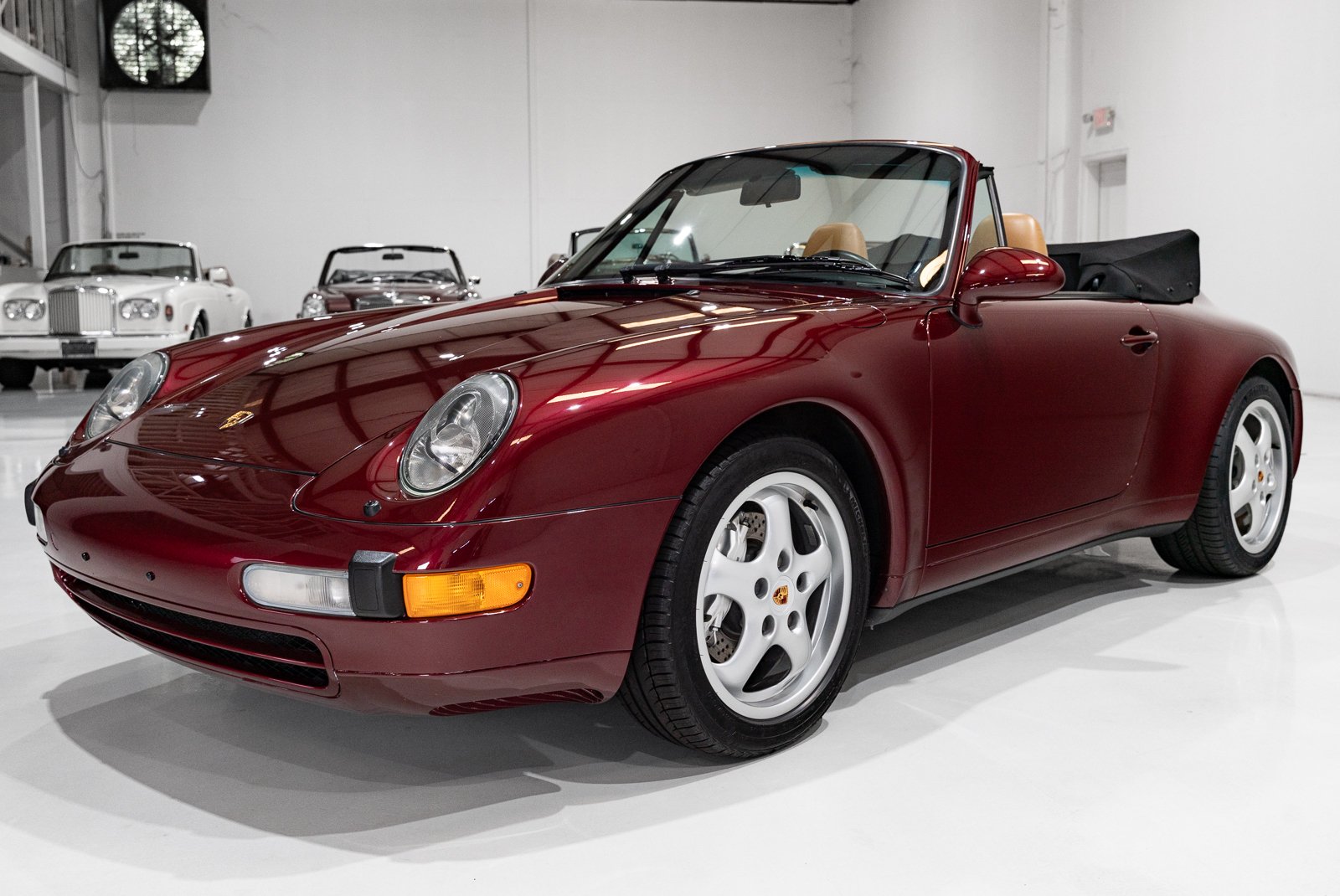 1997 Porsche 911 / 993 Carrera - CARRERA 4 CABRIOLET (SIX-SPEED MANUAL, ONLY 16,802 MILES) SIX-SPEED MANUAL, ONLY 16,802 MILES, foto 4
