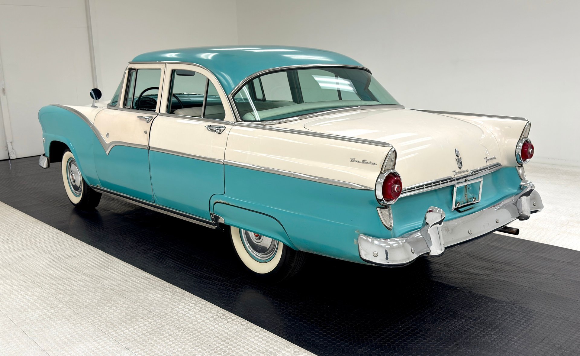 1955 Ford Fairlane - Town Sedan, foto 3