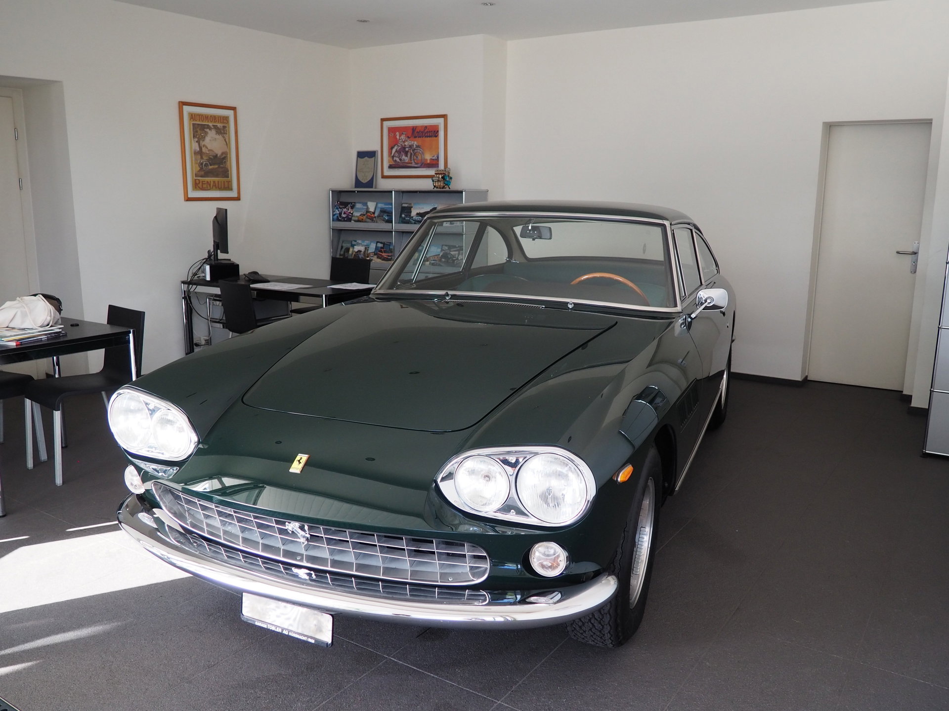 1964 Ferrari 330 - Maranello Perfection 1964 Ferrari 330 GT 2+2 Serie 1 Factory-Restored by Ferrari Classiche | “Red Book” & Matching Numbers | Concours Condition, foto 2
