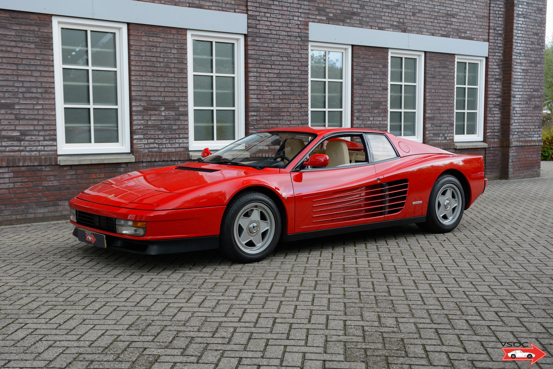 1987 Ferrari Testarossa - 'Rosso'. Just arrived! Finished in the iconic combination of Red over a Cream leather interior, foto 6