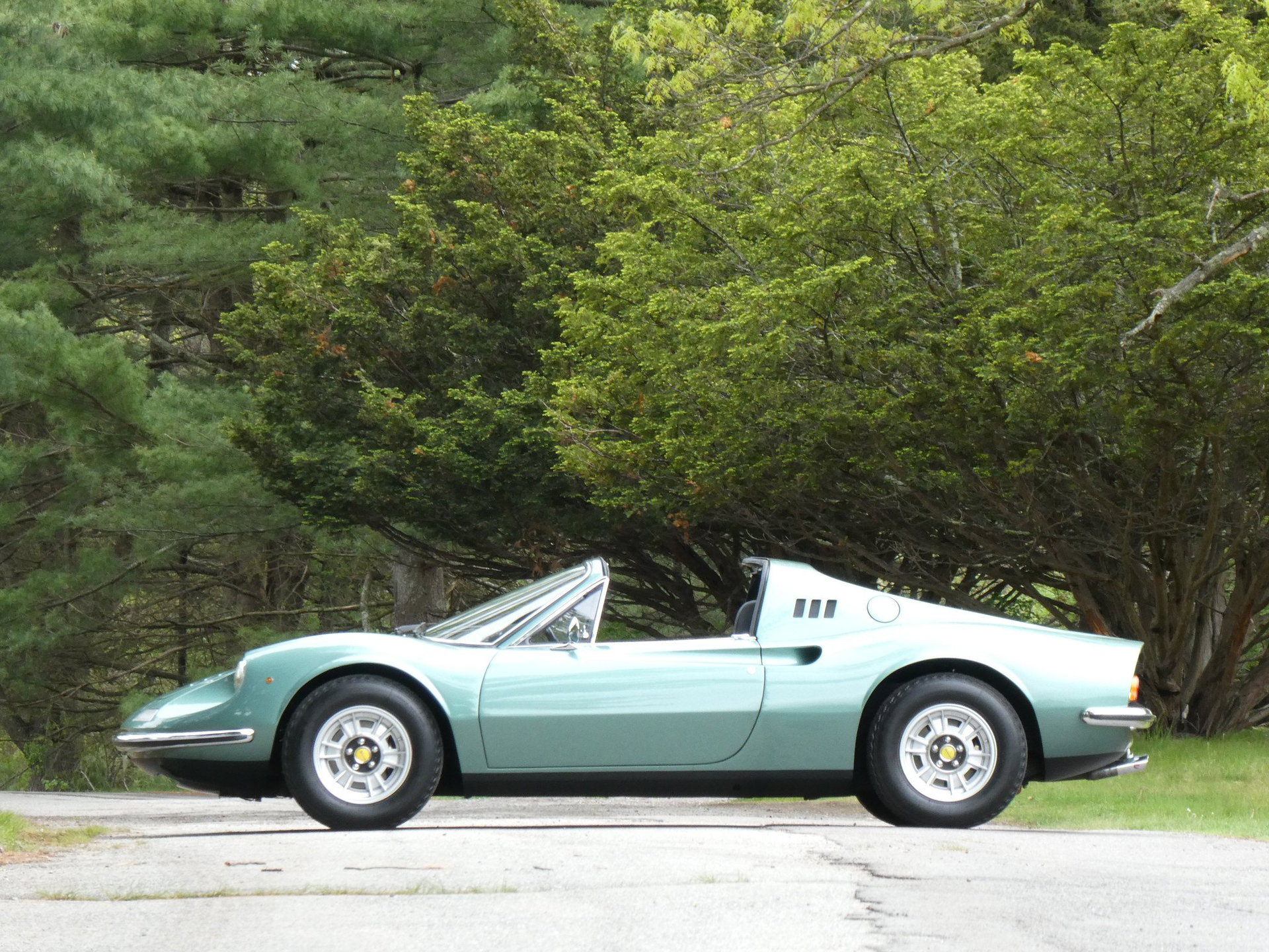 1973 Ferrari 246 'Dino' - 1973 246 Dino GTS | spectacular original colors | matching numbers | fully restored | power windows and air conditioning, foto 2