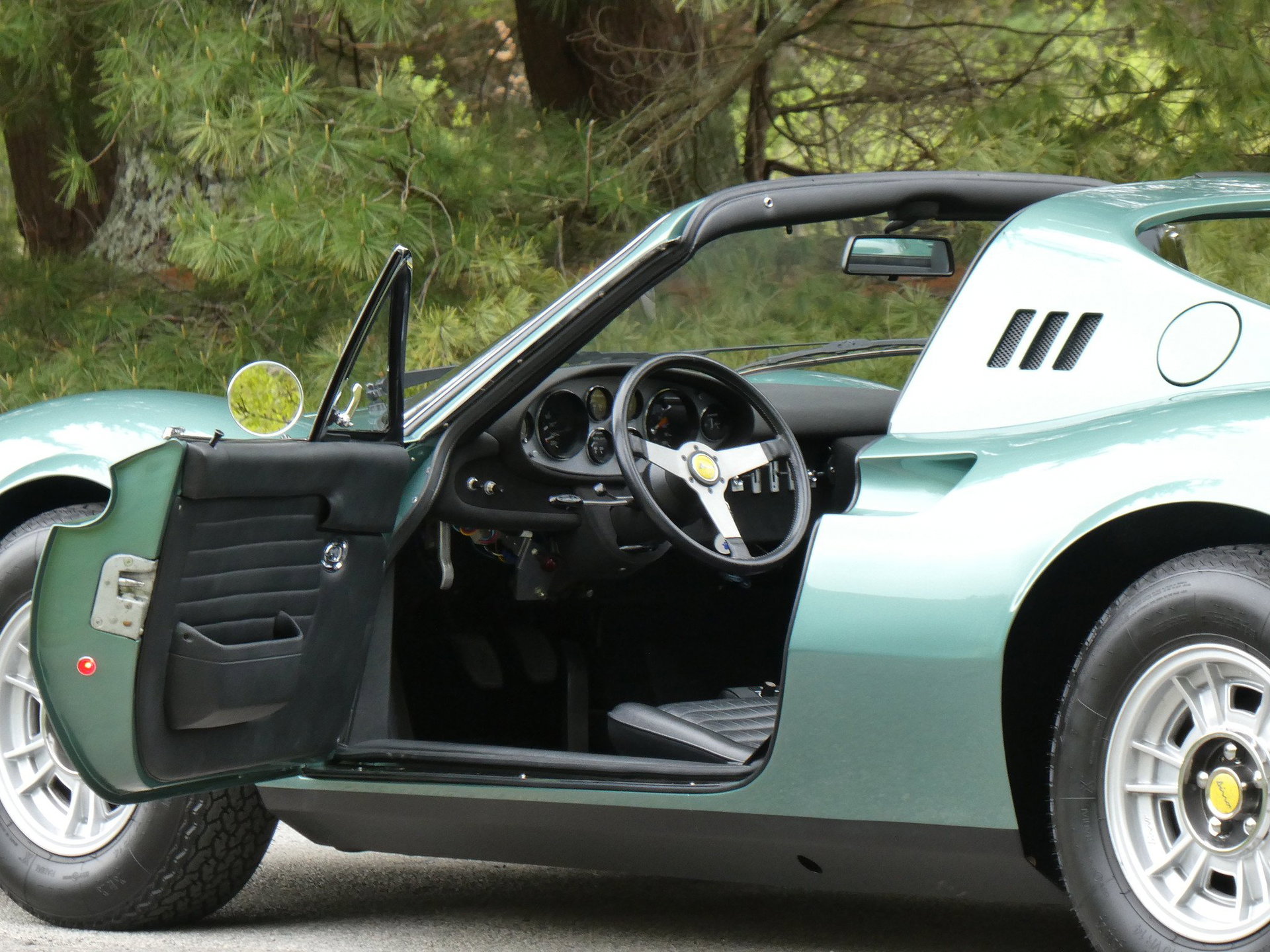 1973 Ferrari 246 'Dino' - 1973 246 Dino GTS | spectacular original colors | matching numbers | fully restored | power windows and air conditioning, foto 6