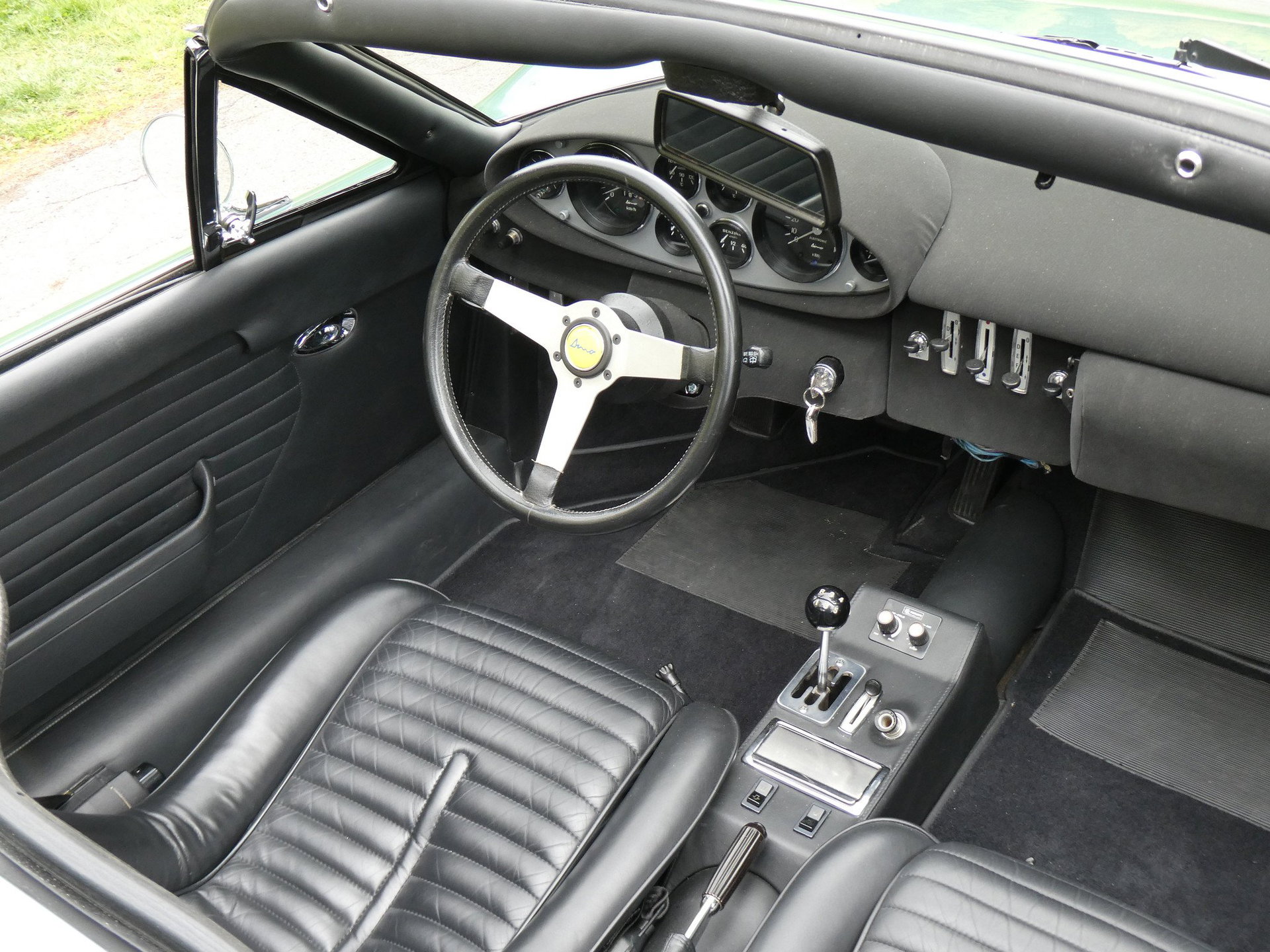 1973 Ferrari 246 'Dino' - 1973 246 Dino GTS | spectacular original colors | matching numbers | fully restored | power windows and air conditioning, foto 11