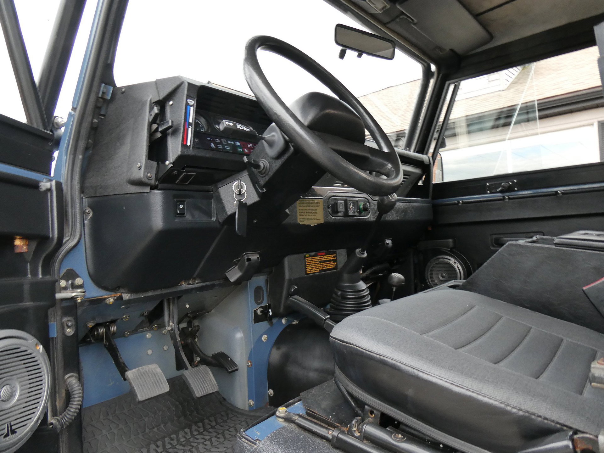 1994 Land Rover Defender - Authentic North American Spec | 5 speed manual | stunning Arles Blue | only 55,750 miles, foto 8