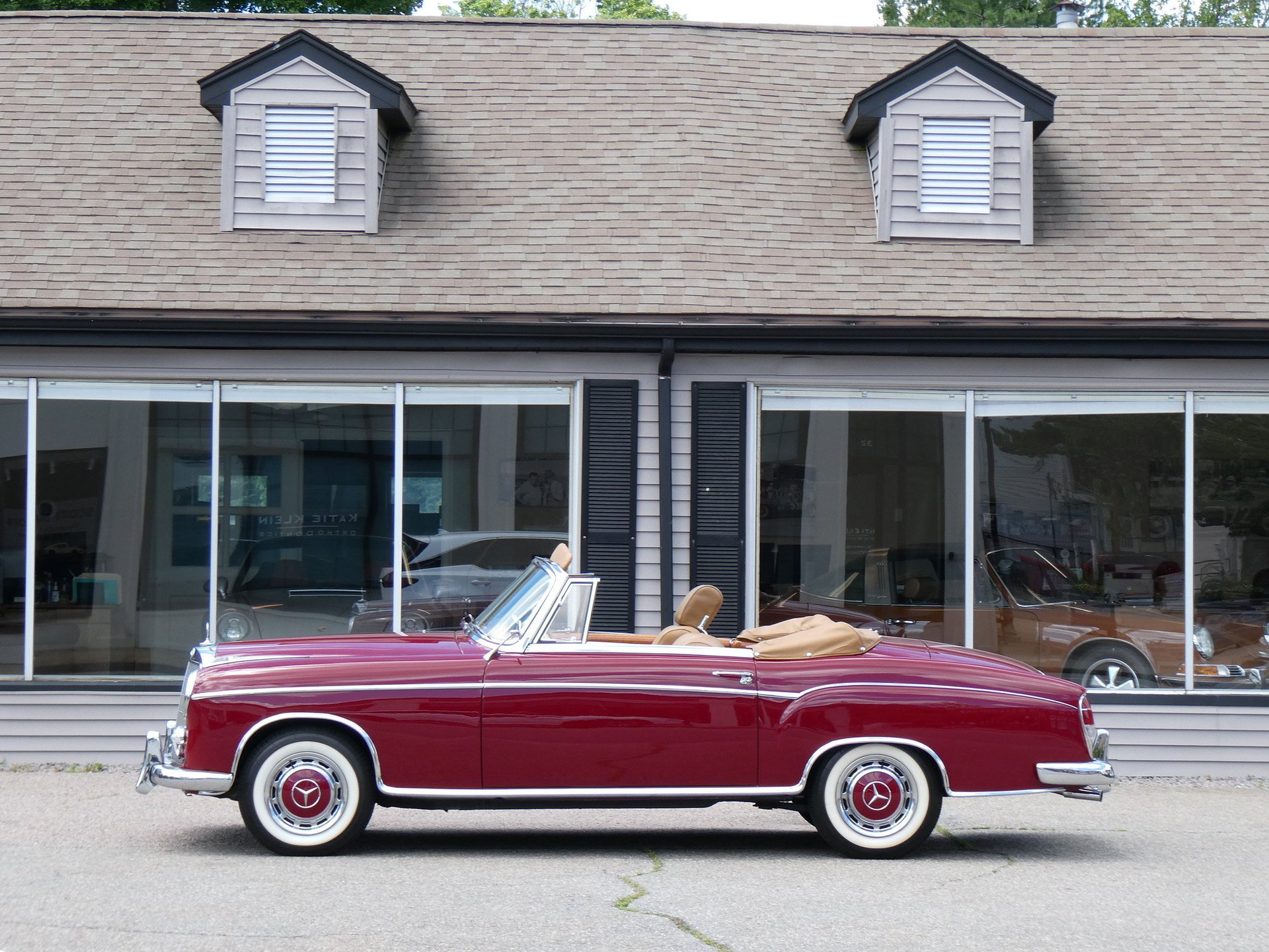 1960 Mercedes-Benz 220 - 220SE Ponton cabriolet | matching numbers original engine | wonderful older restoration | 4 speed manual | original USA delivery, foto 1