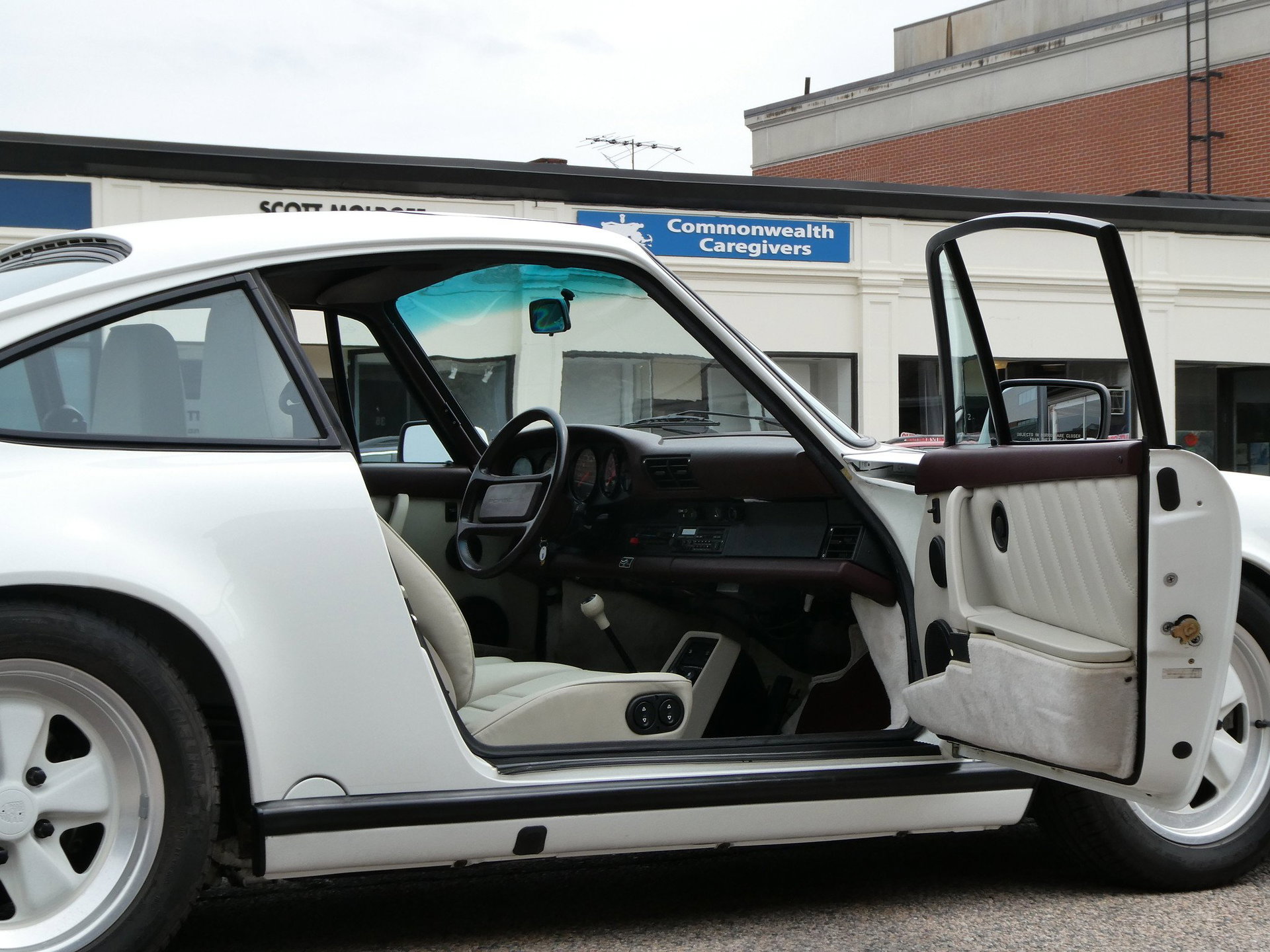 1988 Porsche 911 "G" - G50 speed | all matching numbers | just 29,525 miles from new | original manuals and maintenance booklet | exceptional throughout, foto 9