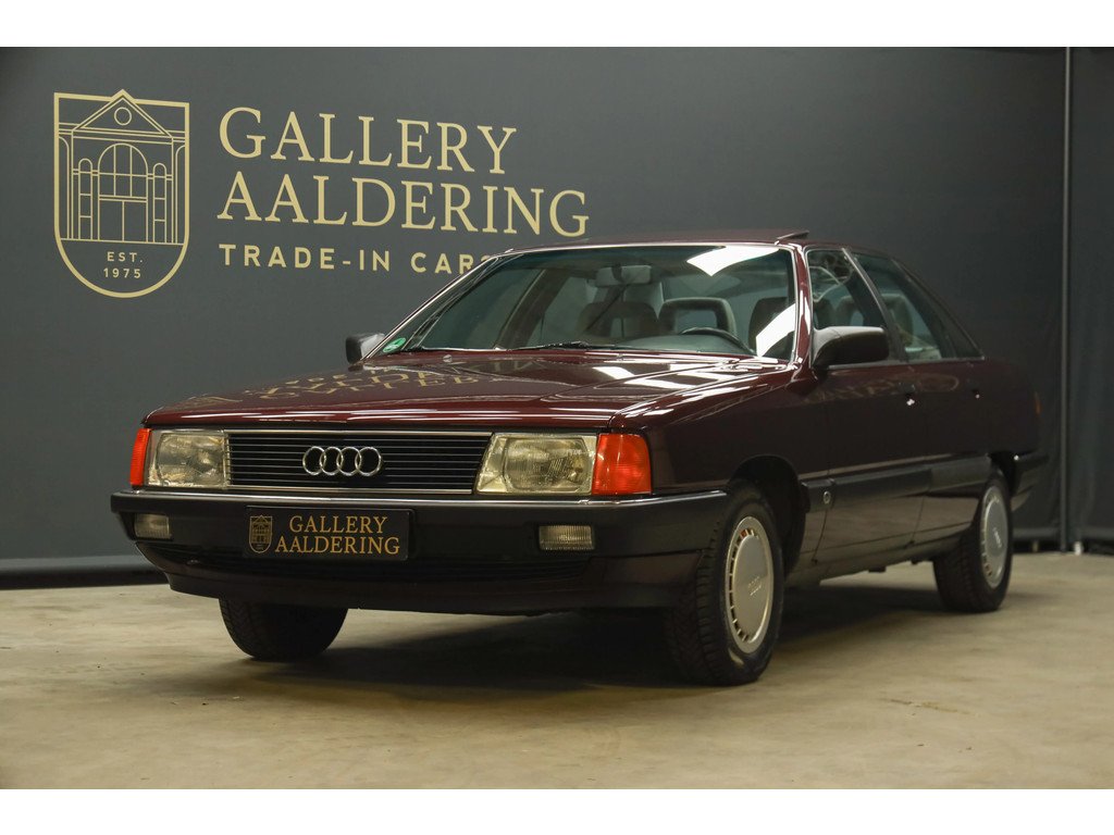 1990 Audi 100 - Quattro "The 5-Cylinder in Zyclamrot Metallic", foto 1