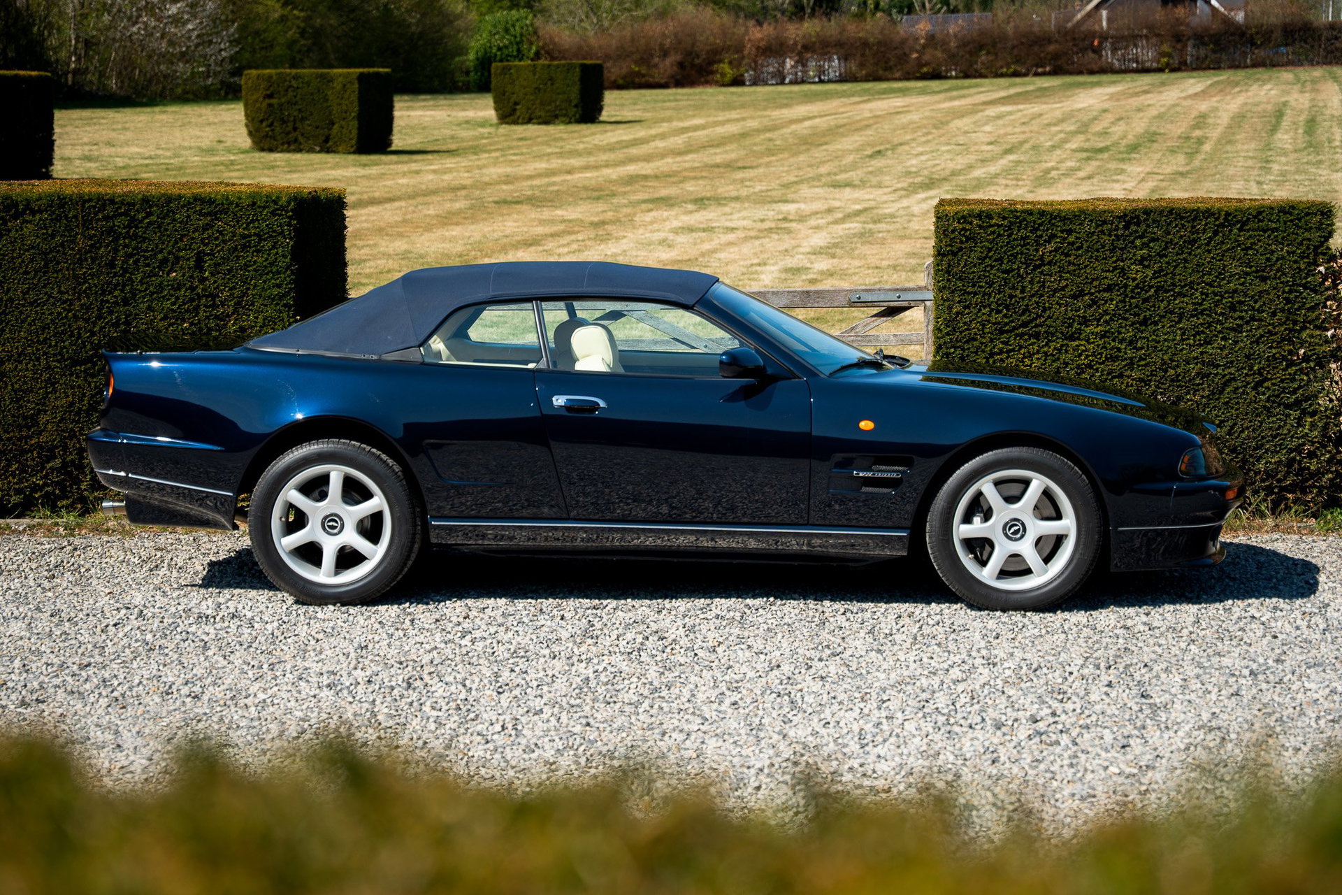 2000 Aston Martin V8 Coupe - Volante LWB - 1 of 63 - Last One Produced, foto 2