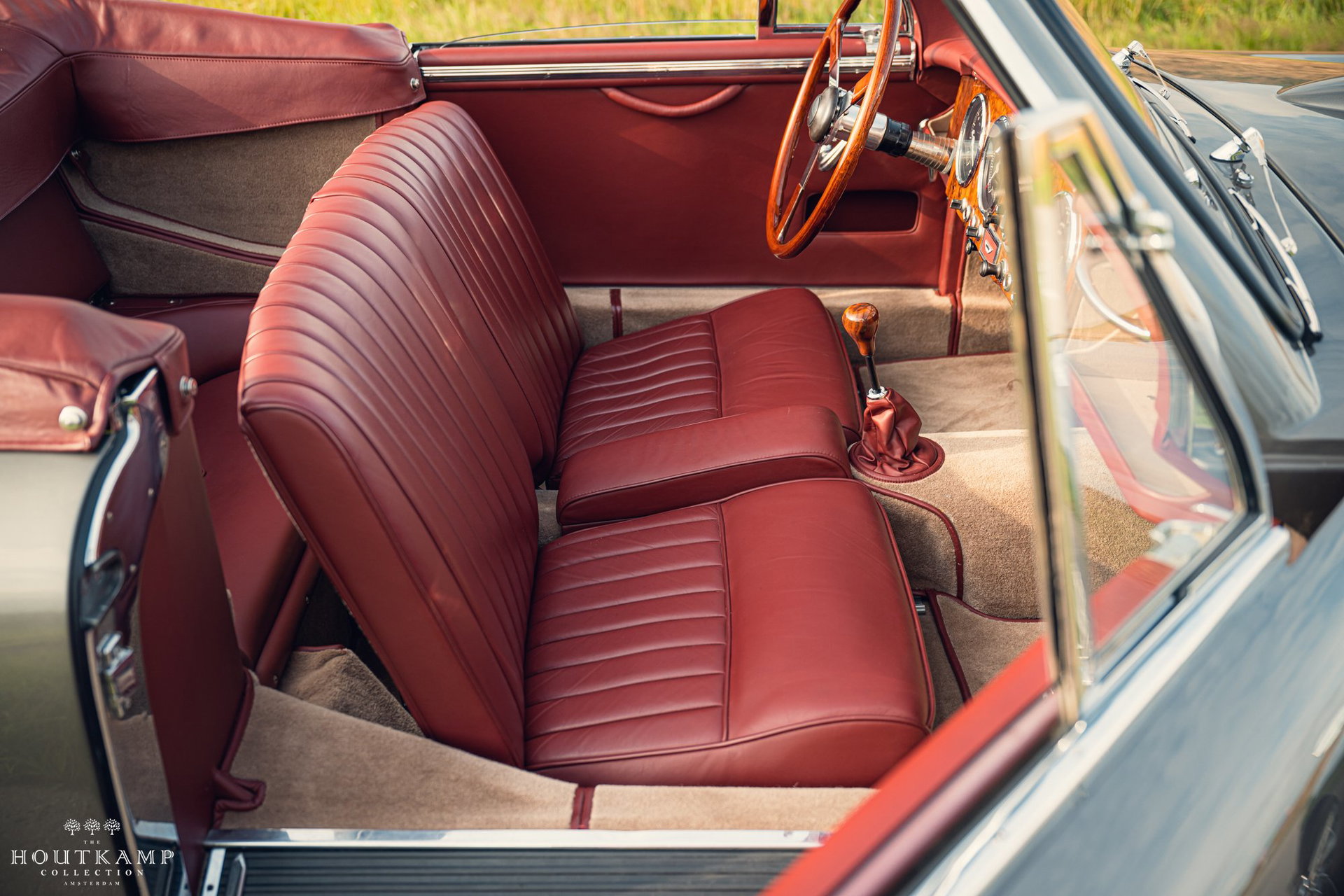 1956 Aston Martin DB2/4 - Factory-built in left-hand-drive configuration, one of just approximately 46 DB2/4 Mk I Drophead Coupé, foto 10