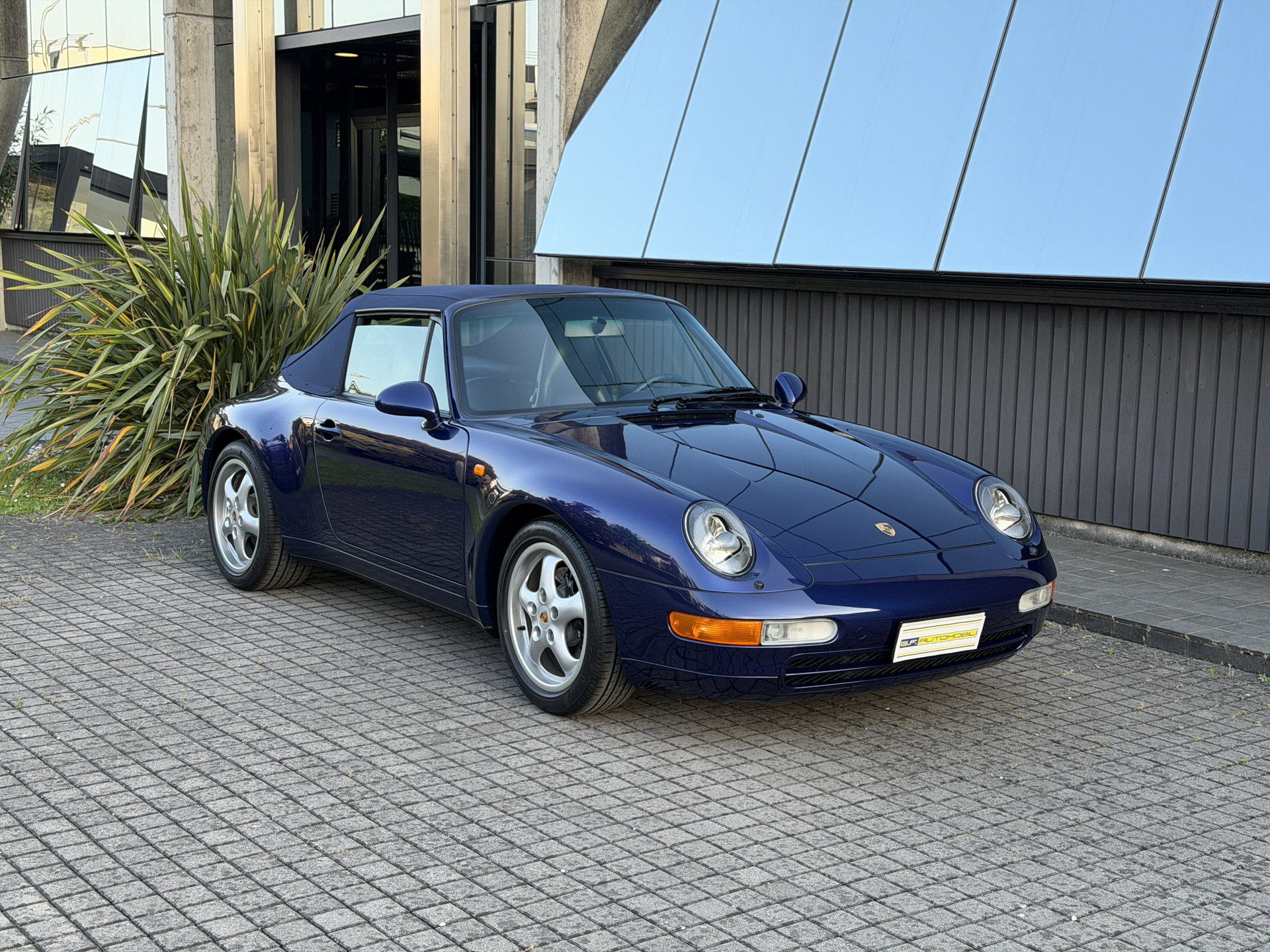 1995 Porsche 911 / 993 Carrera - Carrera 2 Cabrio * 3.577 KM FROM NEW * MANUAL *, foto 1