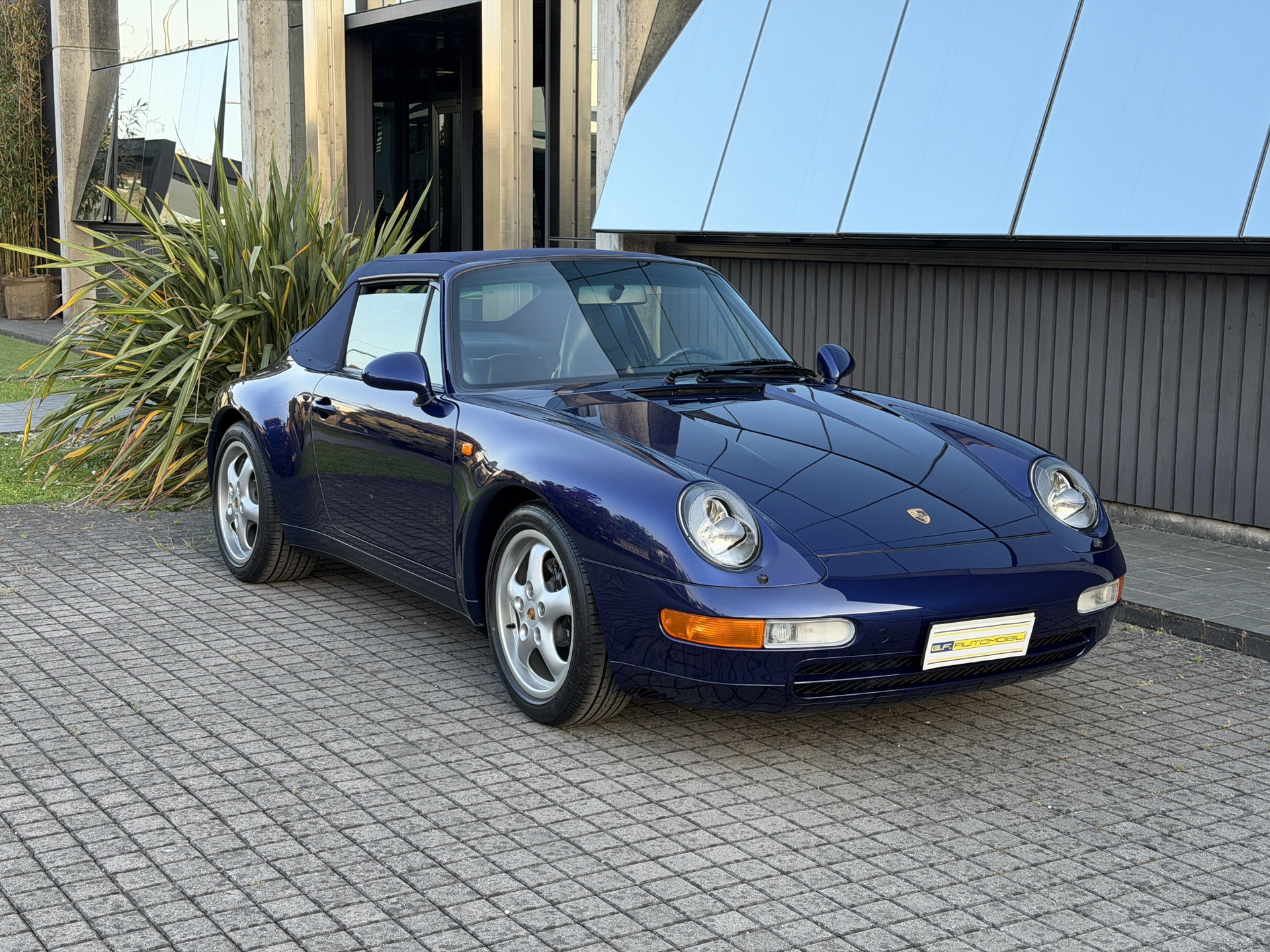 1995 Porsche 911 / 993 Carrera - Carrera 2 Cabrio * 3.577 KM FROM NEW * MANUAL *, foto 2