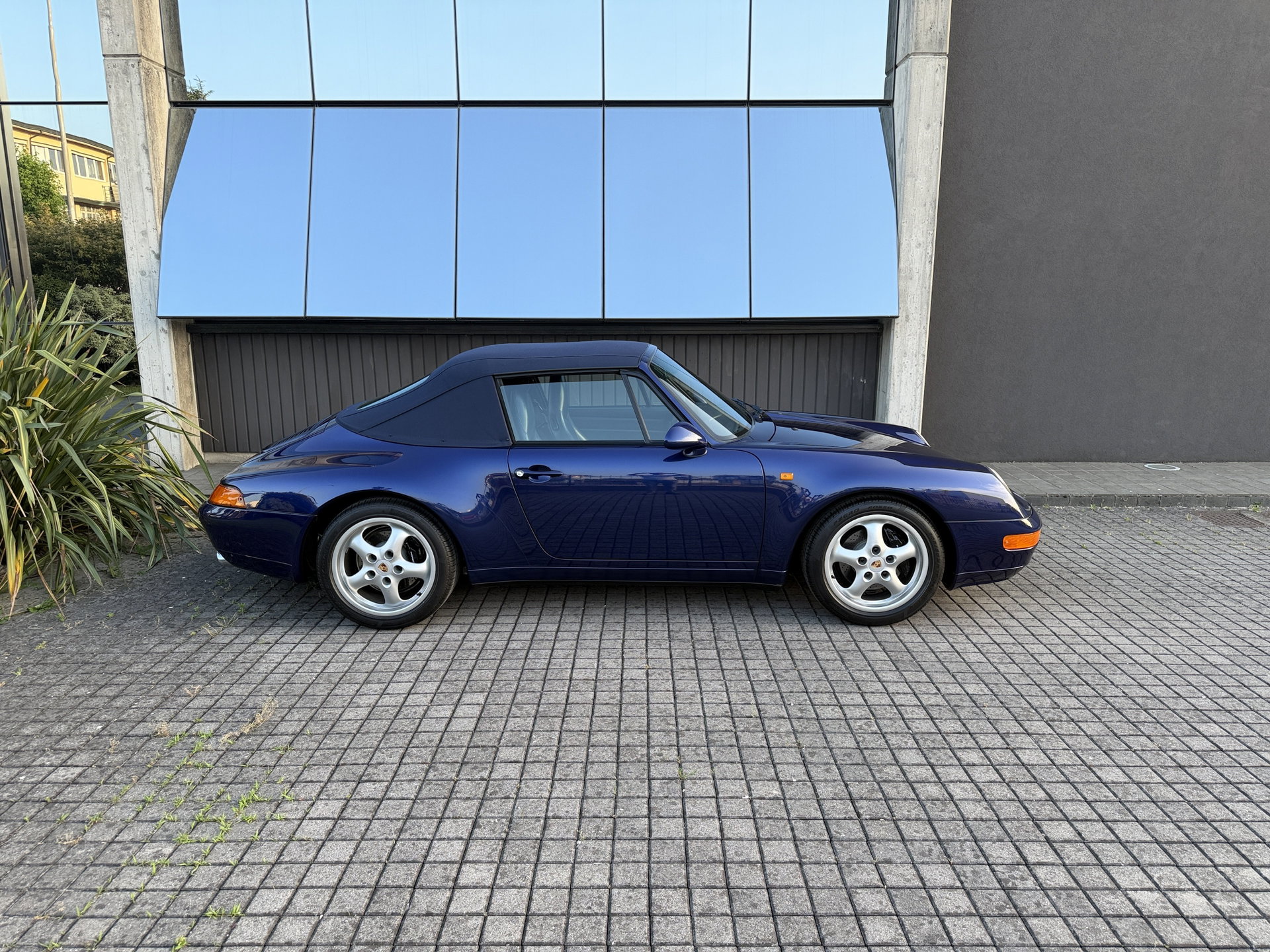 1995 Porsche 911 / 993 Carrera - Carrera 2 Cabrio * 3.577 KM FROM NEW * MANUAL *, foto 4
