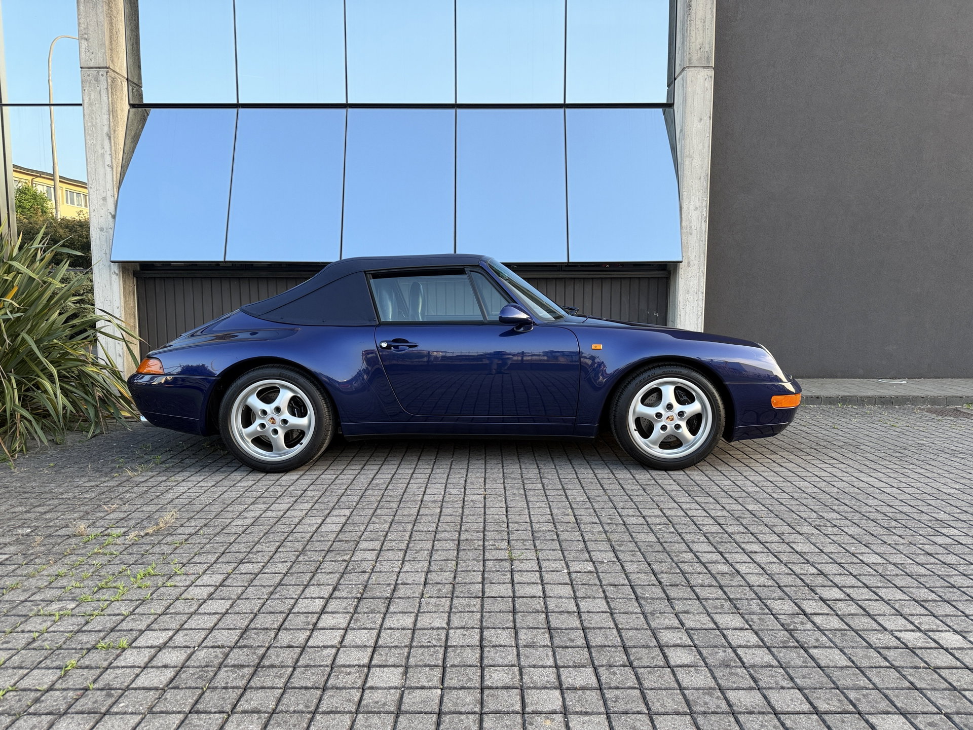 1995 Porsche 911 / 993 Carrera - Carrera 2 Cabrio * 3.577 KM FROM NEW * MANUAL *, foto 5