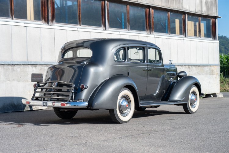 1937 Packard Six - 115-C 5-Passenger Touring Sedan, foto 3