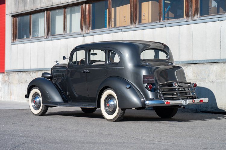 1937 Packard Six - 115-C 5-Passenger Touring Sedan, foto 4