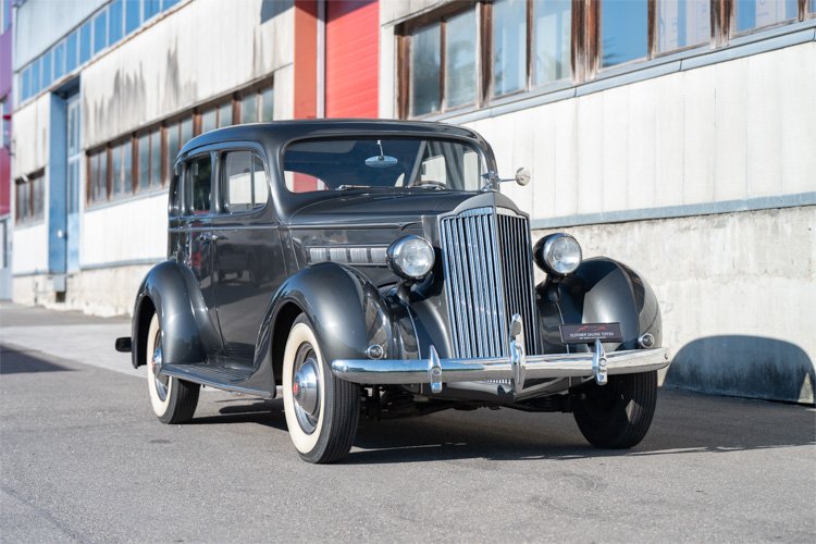1937 Packard Six - 115-C 5-Passenger Touring Sedan, foto 2