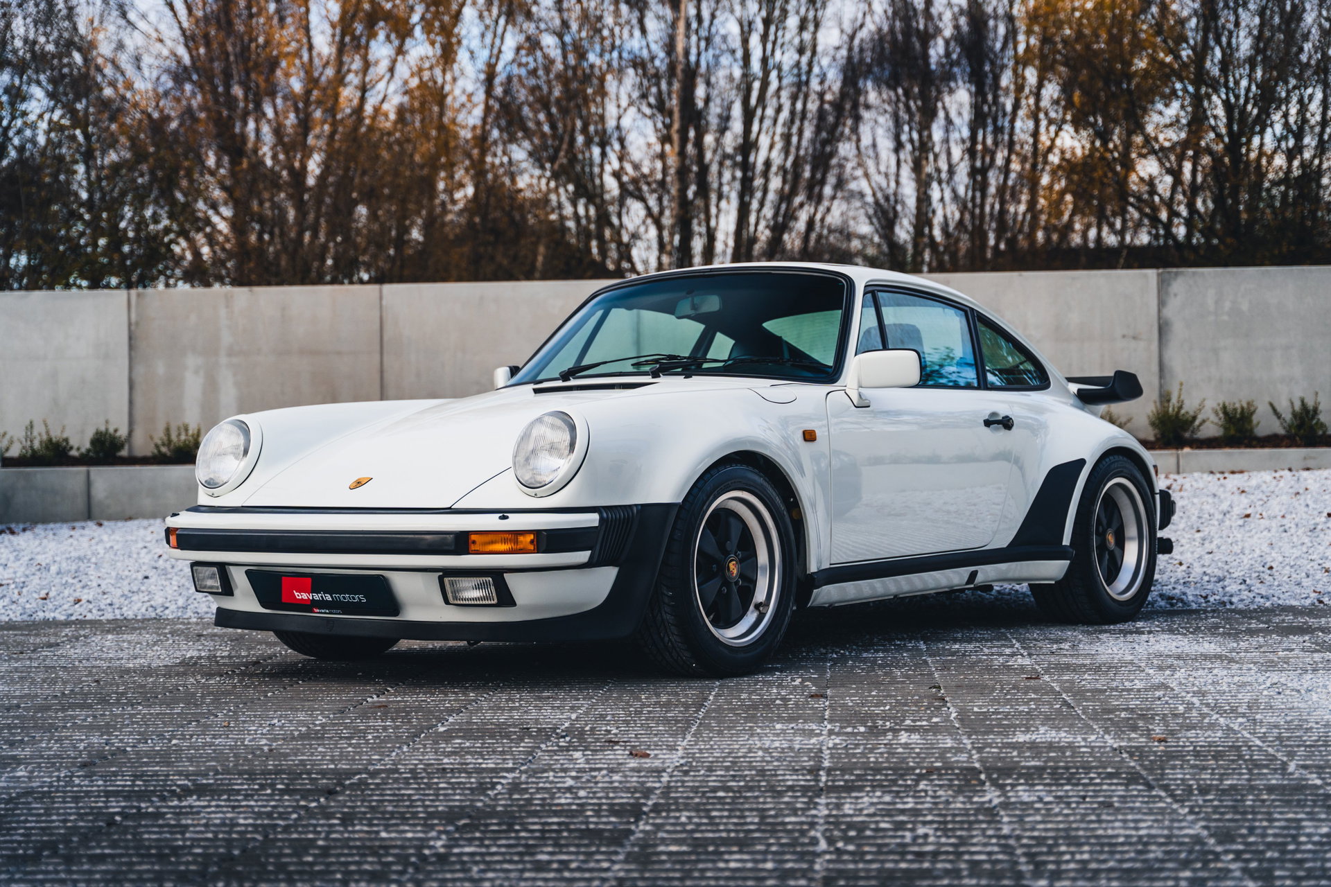 1987 Porsche 911 "Turbo" - 930 Turbo 3.3 / Grand Prix White / Heated Seats / Pano, foto 3