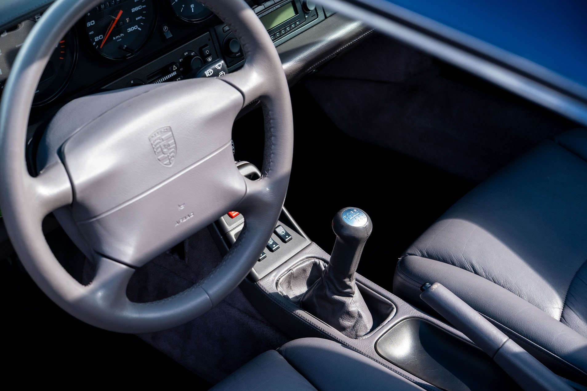 1995 Porsche 911 / 993 Carrera - Carrera 2 | Beautiful combination of Midnight Blue Pearl L39C with a full leather Classic Grey interior, foto 2